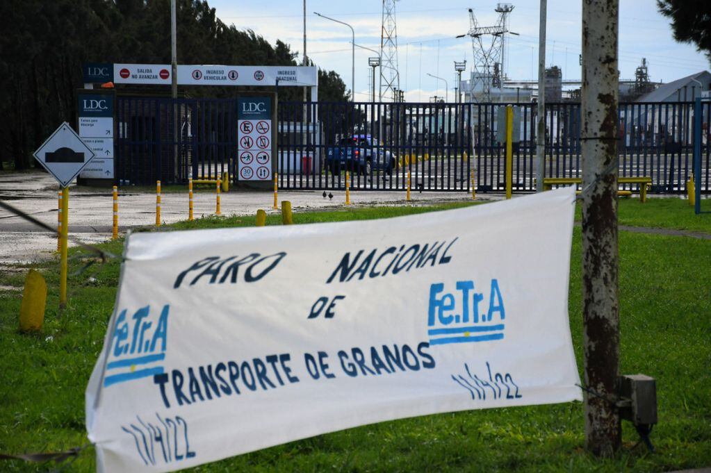 Los transportistas nucleados en Fetra se plantaron con banderas en la entrada a las plantas agroexportadoras.
