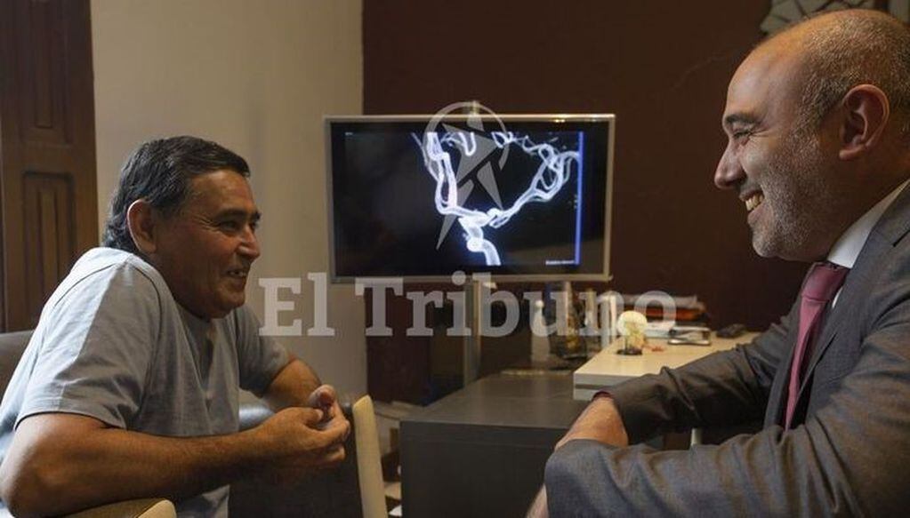 El paciente Sergio López con el médico Emilio Benítez. (Foto de Javier Corbalán. El Tribuno)