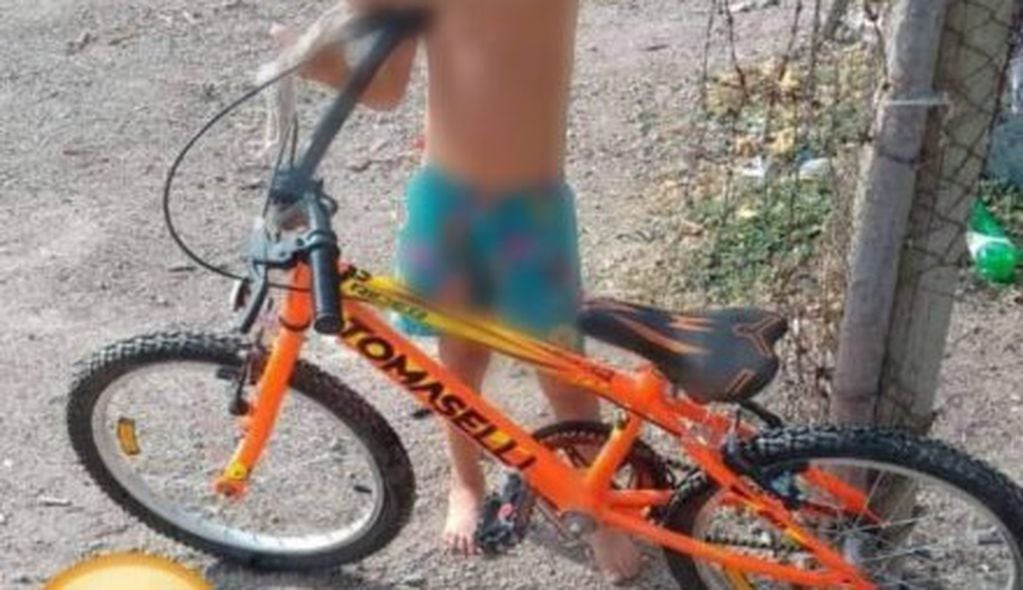 La bici robada es de color naranja rodado 20.