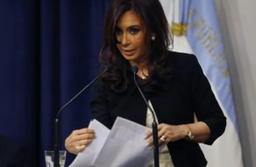 BAS08. BUENOS AIRES (ARGENTINA), 27/12/2016.- Fotografía de archivo del 24 de agosto de 2010 de la expresidenta de Argentina Cristina Fernu00e1ndez de Kirchner durante el acto de presentación del informe 