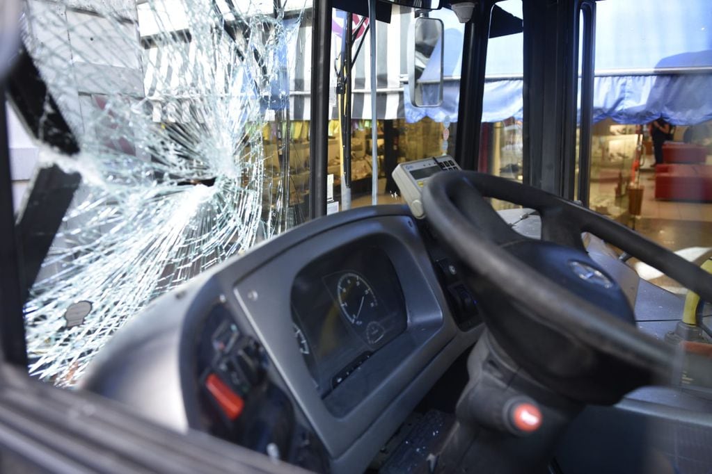 Cuatro heridos en un choque entre un ómnibus del transporte urbano y un camión en Córdoba. (Ramiro Pereyra/La Voz)