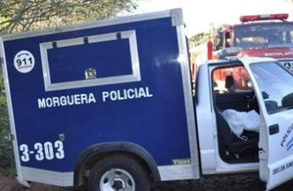 Morguera de la Policía de Misiones retirando el cuerpo del joven que muríó electrocutado en Andresito. (CIMECO)