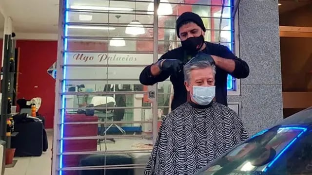 Restricciones en Córdoba: un peluquero mudó su salón a la vereda