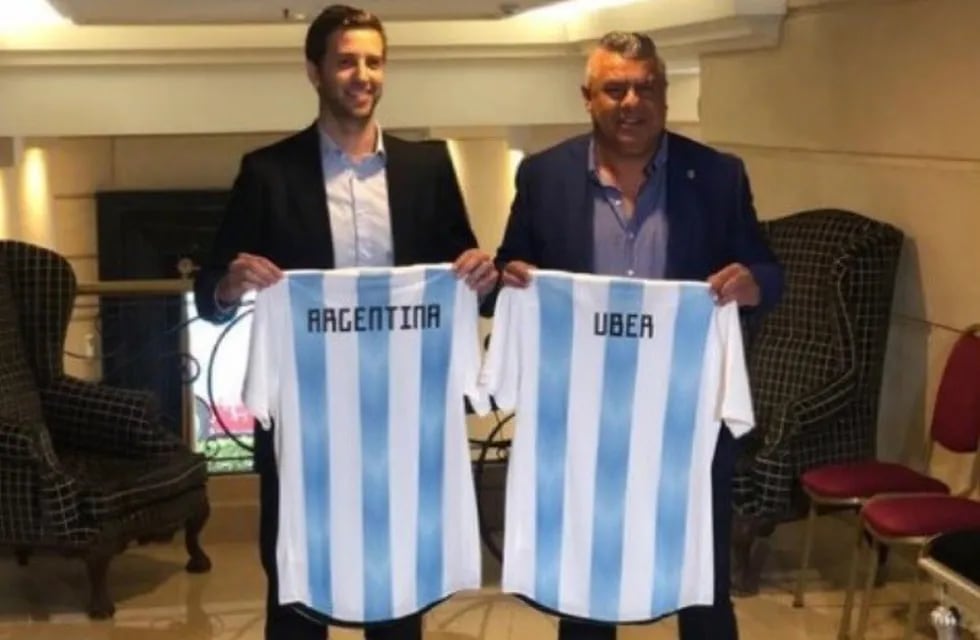 Felipe Aramburu, gerente operativo de Uber en Argentina junto a Claudio Tapia, presidente de AFA.