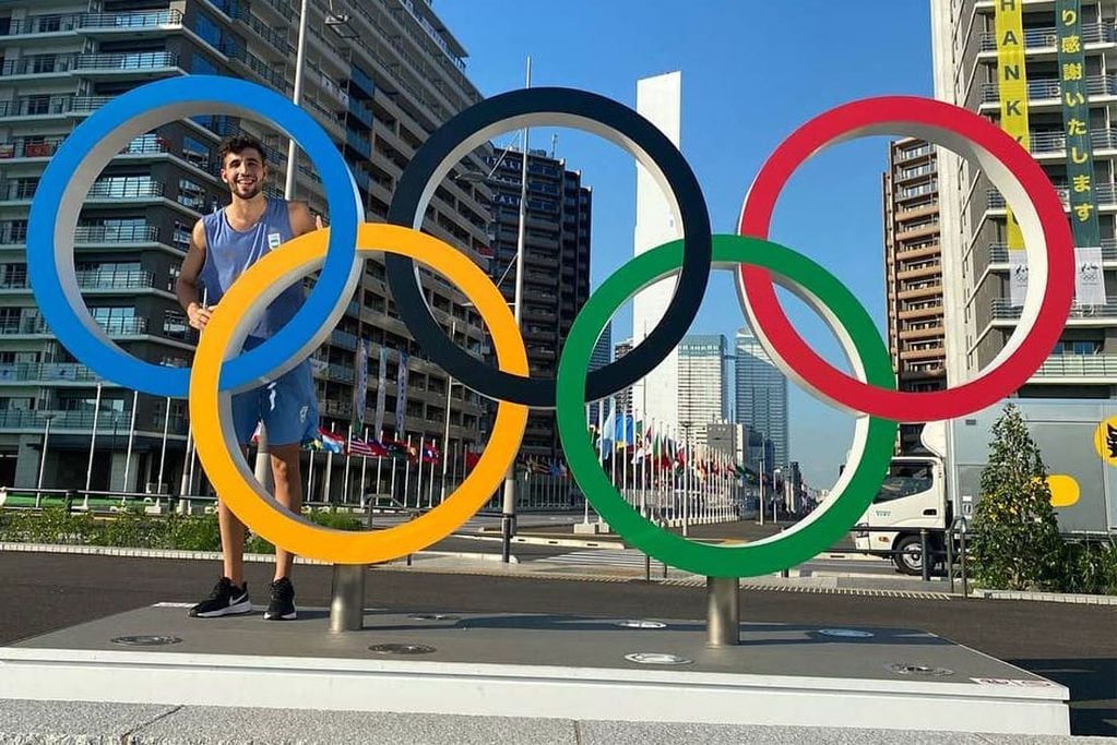 Nicolás Capogrosso. El jugador de beach vóley y la típica foto con los anillos olímpicos en la Villa de Tokio, a la que acompañó con un "increible". (@nicocapogrosso)