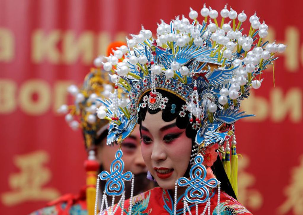 Una mujer  en las celebraciones del año nuevo chino (EFE)
