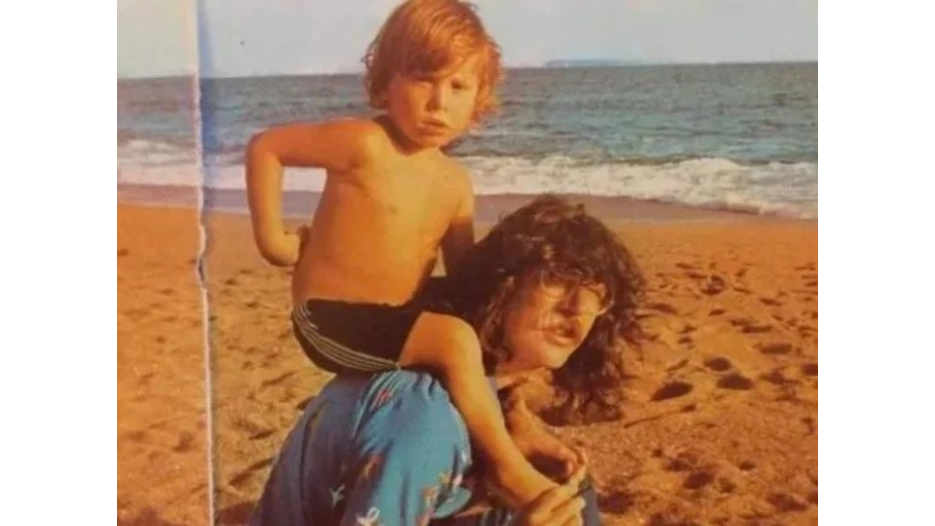 Una foto vintage: Migue y Charly en la playa.