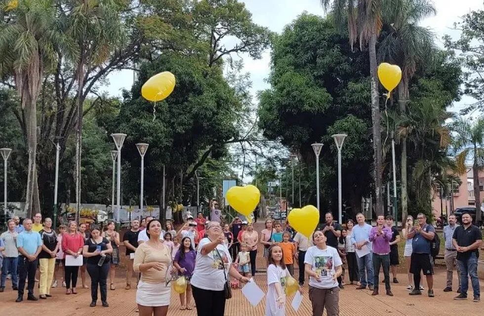 Puerto Iguazú: colocaron un lazo dorado en la Plaza San Martín en honor a la lucha contra el cáncer infantojuvenil.