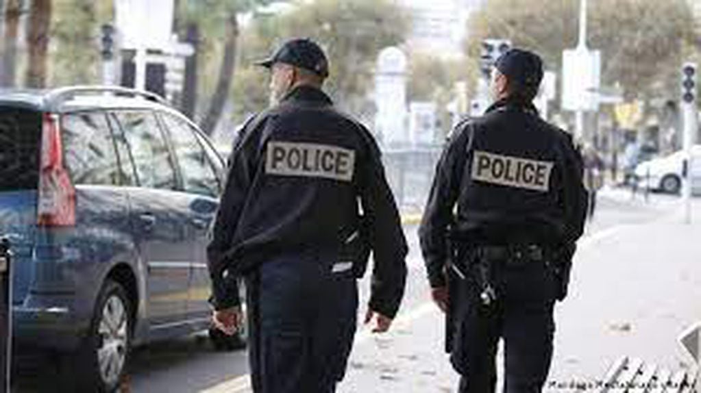 La policía de Francia.