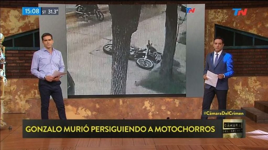 En el programa pasaron las imágenes de la cámara de seguridad que registró los instantes del cruce de las dos motos y la caída de Gonzalo Glaría. (captura TN.com.ar)