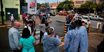 En la calle. Trabajadores de la salud se movilizaron ayer, en protesta, en algunos puntos de la ciudad de Córdoba. (Pedro Castillo)
