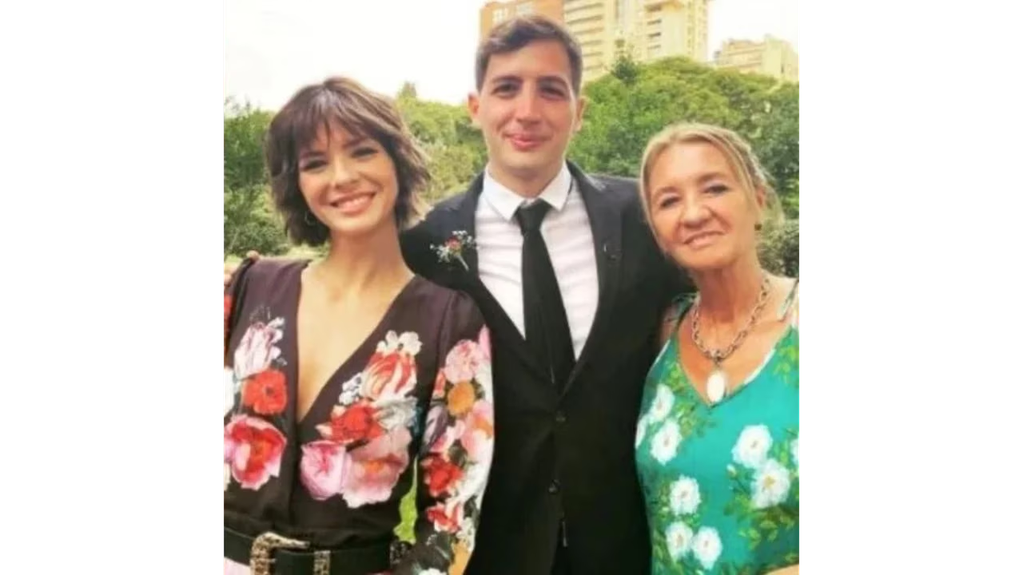La China Suárez con su hermano y su madre.