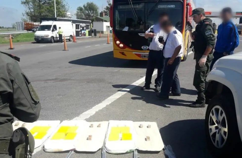 Incautaron 12 kilos de cocaína escondida en tablas de planchar en un colectivo que iba por la autopista Rosario-Santa Fe. (@minseg)