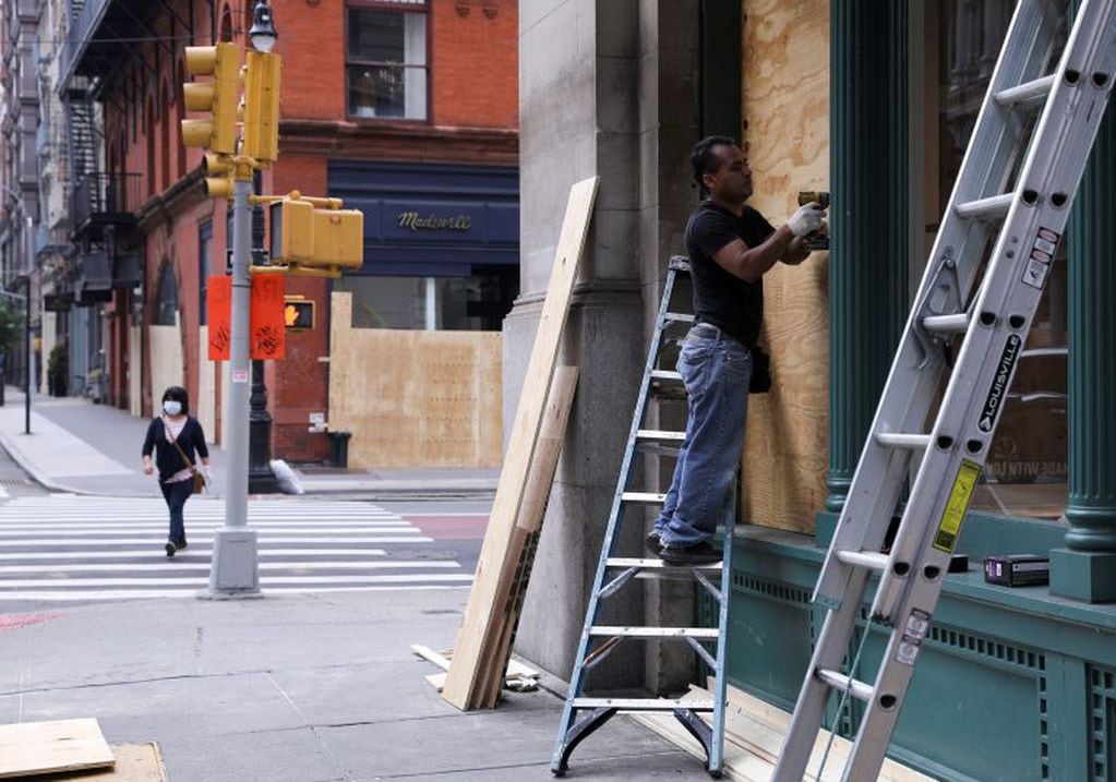 Los comerciantes tapiaron con maderas las fachadas de sus negocios. (Caitlin Ochs/REUTERS)