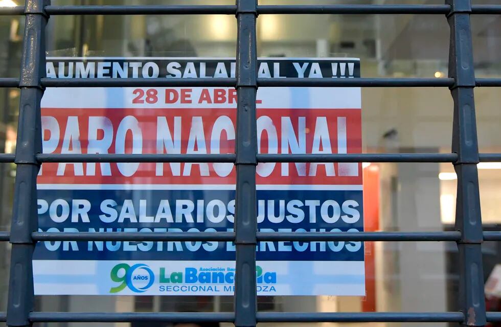 28 de abril 2022 Mendoza  Sociedad
Paro Bancario
Jornada de paro del gremio de la bancaria en Argentina. Los bancos no abrieran sus puertas en esta jornada.

Foto: Orlando Pelichotti / Los Andes