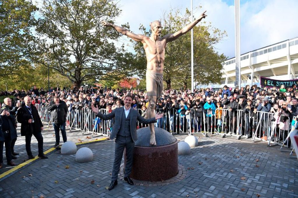 Zlatan Ibrahimovic posó junto a la estatua. (AFP)