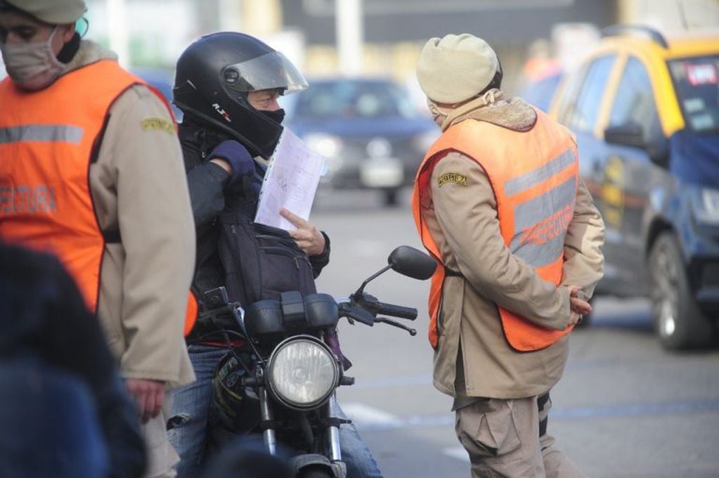 Estrictos controles de las fuerzas de seguridad en los accesos a la ciudad de Buenos Aires durante el inicio de una cuarentena más estricta en el AMBA. (Clarín)