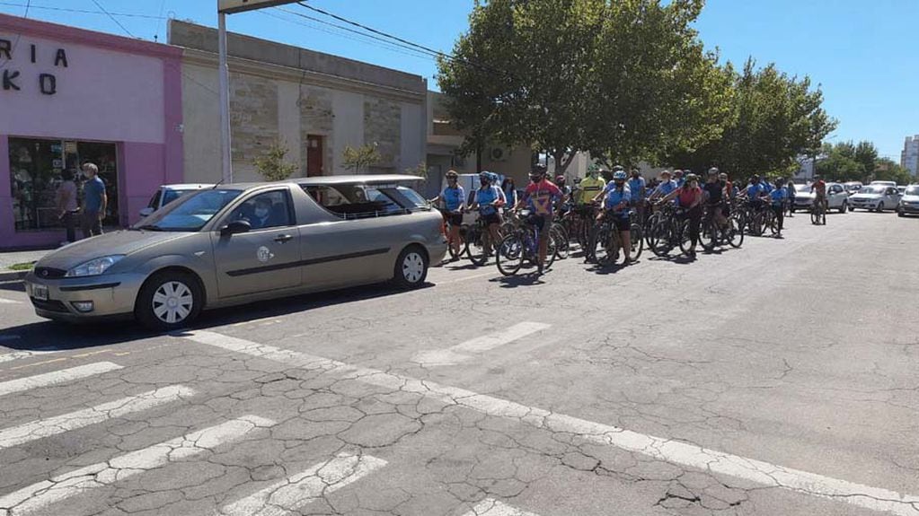 Sus compañeros ciclistas siguieron el cortejo fúnebre hasta el Cementerio Parque 