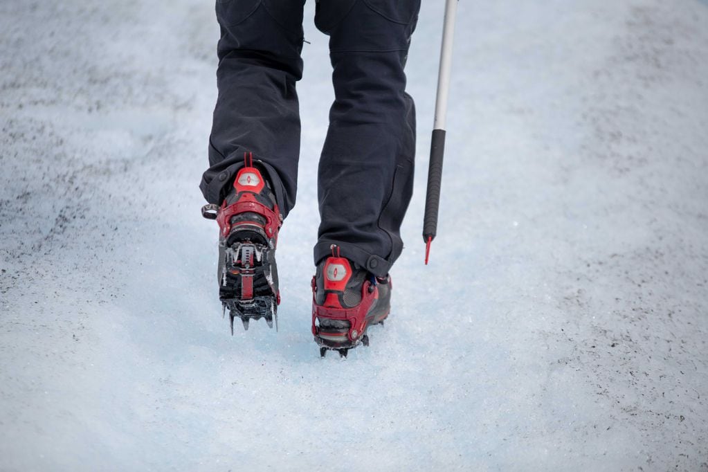 Los crampones (puntas metálicas para las suelas de las botas que permiten adherirse al hielo) son imprescindibles para caminar sobre el glaciar. (Foto: Turismo Nación)