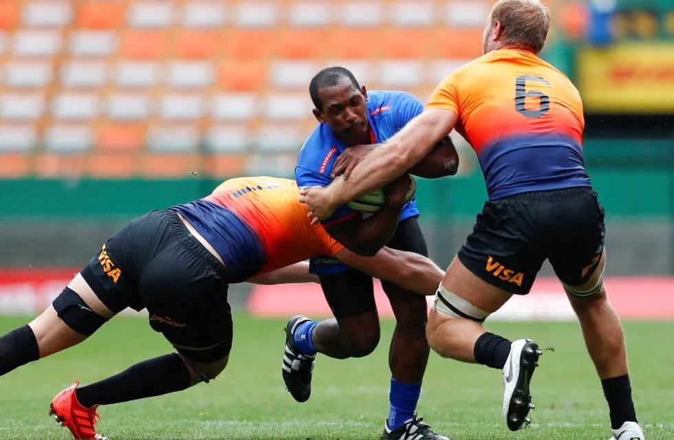 Cape Town (South Africa), 22/02/2020.- Sergeal Petersen of the Stormers (C) is tackled by Tomas Lezana (L) and Francisco Gorrissen (R) of the Jaguares during the Super Rugby match between the Jaguares of Argentina and the Stormers of South Africa at Newlands stadium in Cape Town, South Africa 22 February 2020. (Sudáfrica) EFE/EPA/NIC BOTHMA
