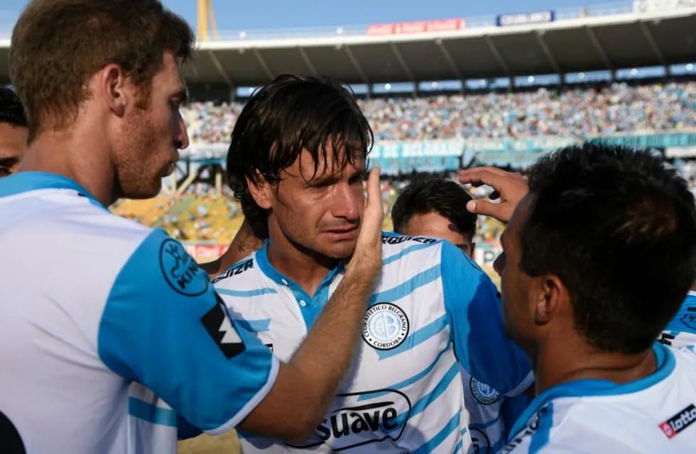 Bolatti y "el Picante" Pereyra saludan a Mauro Obolo en su despedida con la camiseta de Belgrano. (Ramiro Pereyra)