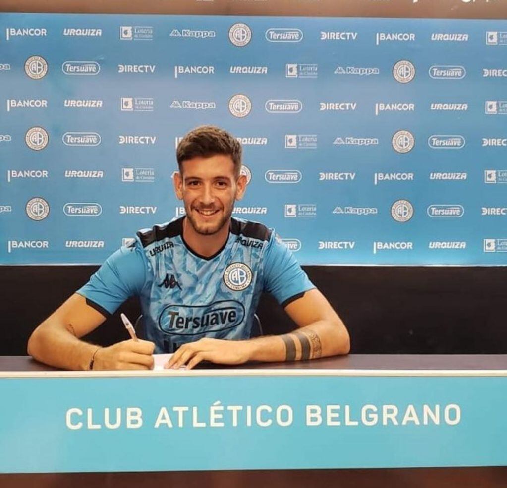 Ivo Constantino firmando con Belgrano. (Club Atlético Belgrano)