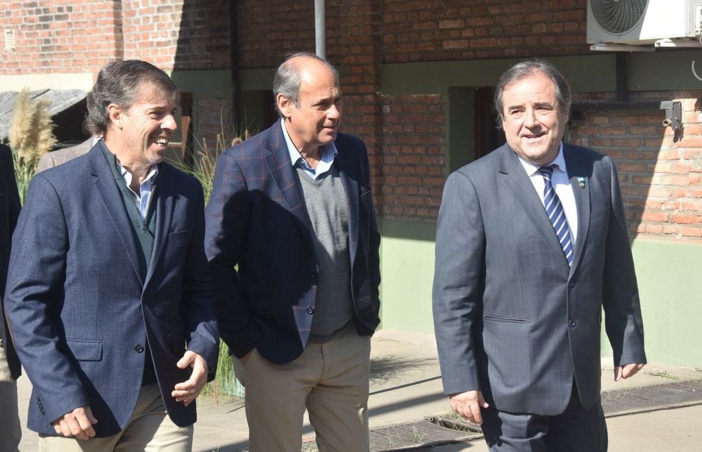 Los ejecutivos Javier Goñi (izq.) y Eduardo Nougues (centro), recibieron al vicegobernador Alberto Bernis en el predio del ingenio Ledesma.