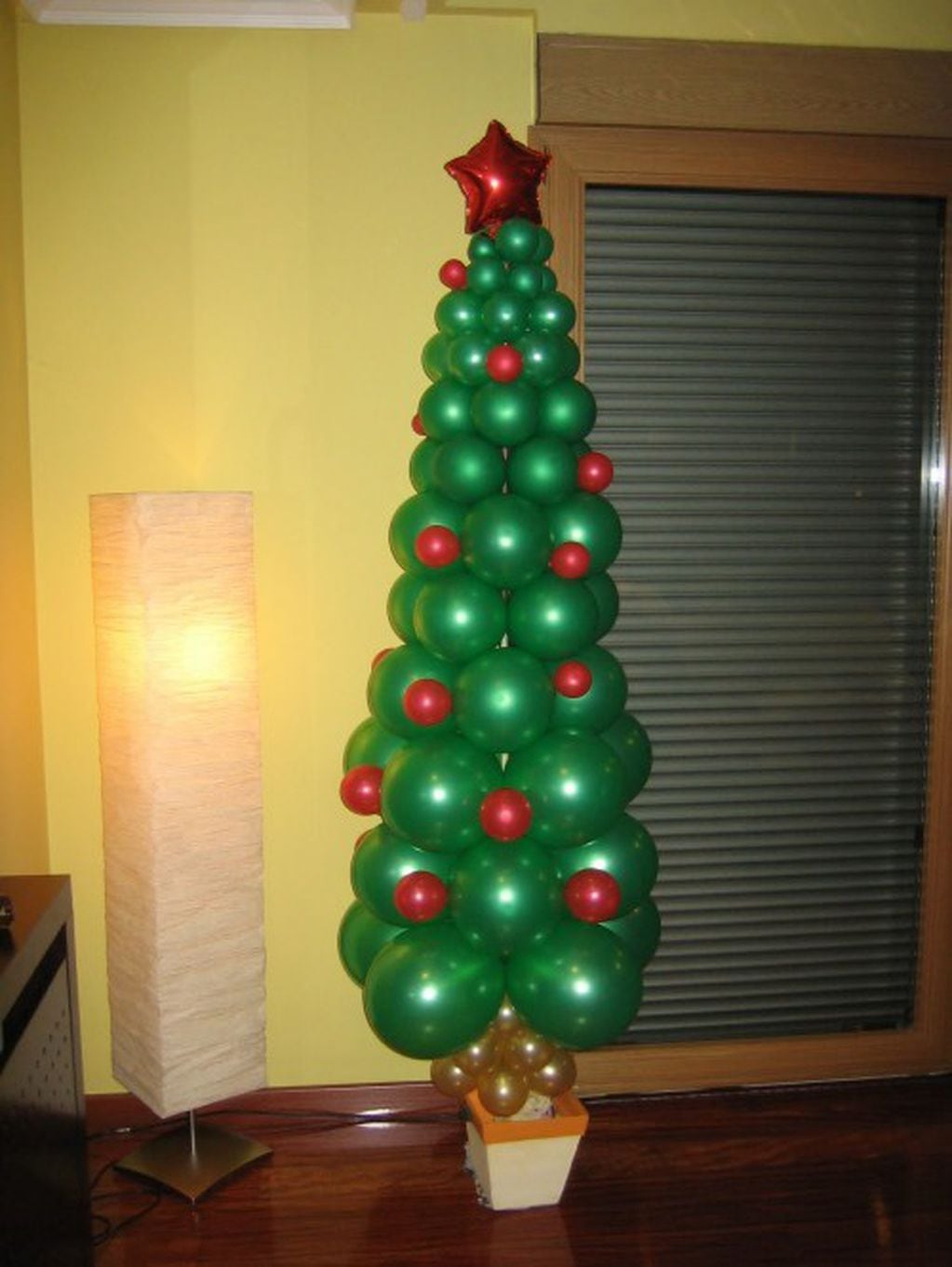 Árbolito de navidad hecho con globos.