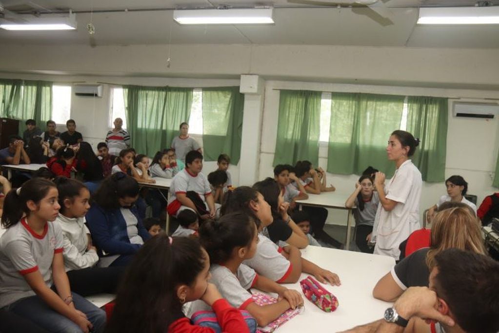 Charlas en las escuelas carlospacenses sobre el dengue, el sarampión y el coronavirus. (Foto: Municipal).
