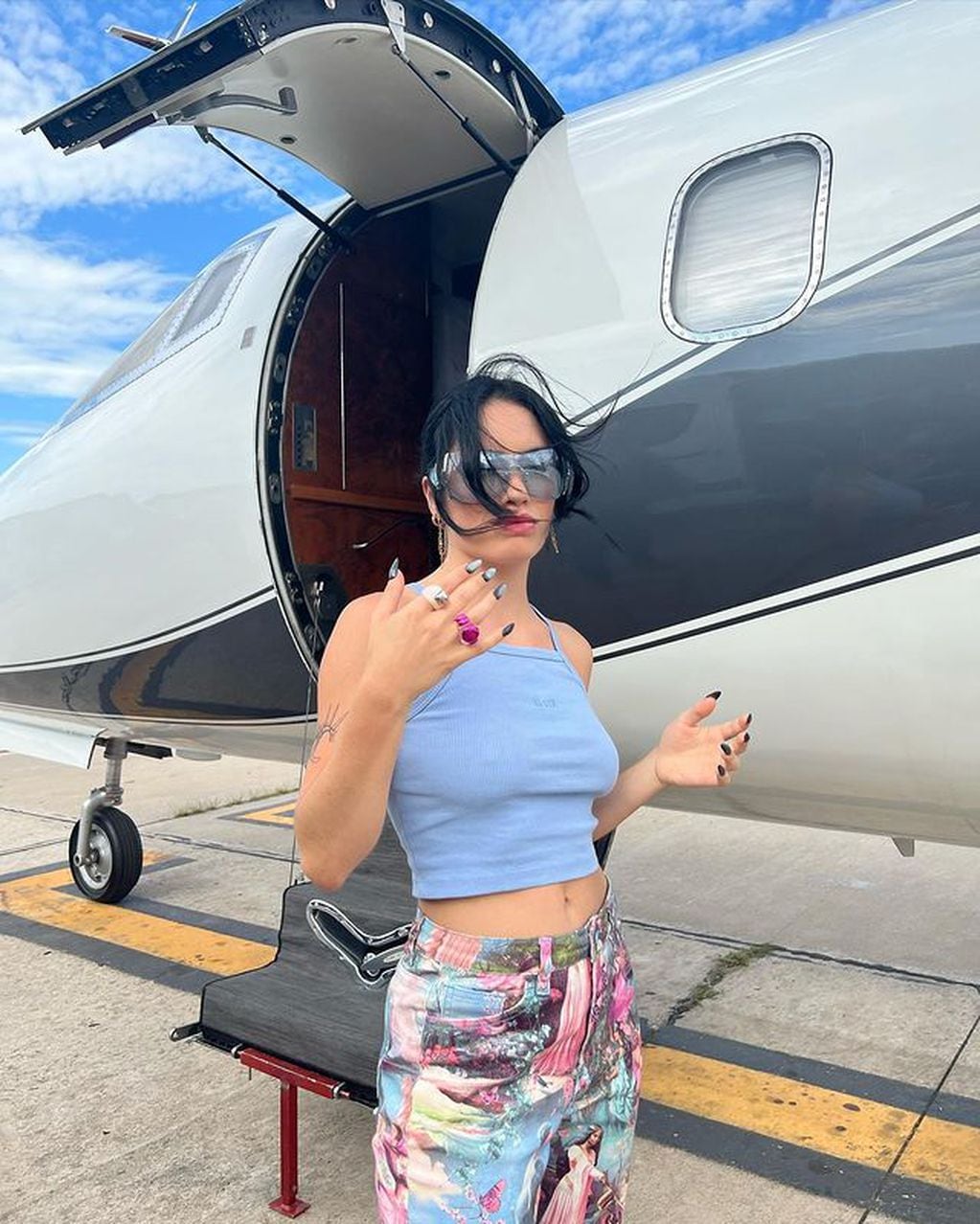Lali Espósito mostró su look viajero para el Disciplina Tour en San Juan