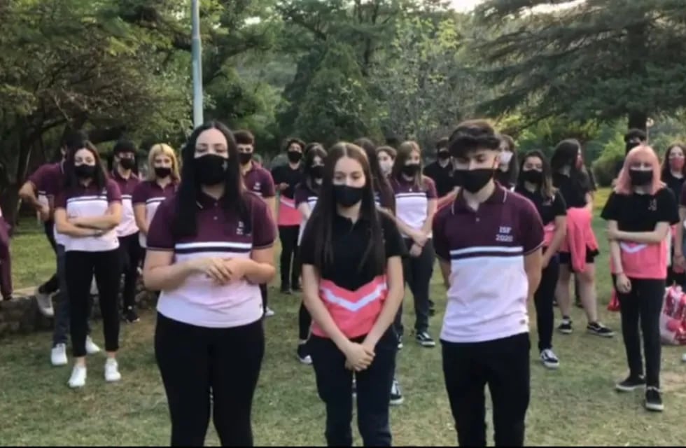 Grupo de estudiantes de sexto año del Instituto Sagrada Familia de Cosquín en reclamo por un acto "presencial" de fin de curso. (Foto: captura / video gentileza Roxana Fichtenberg).