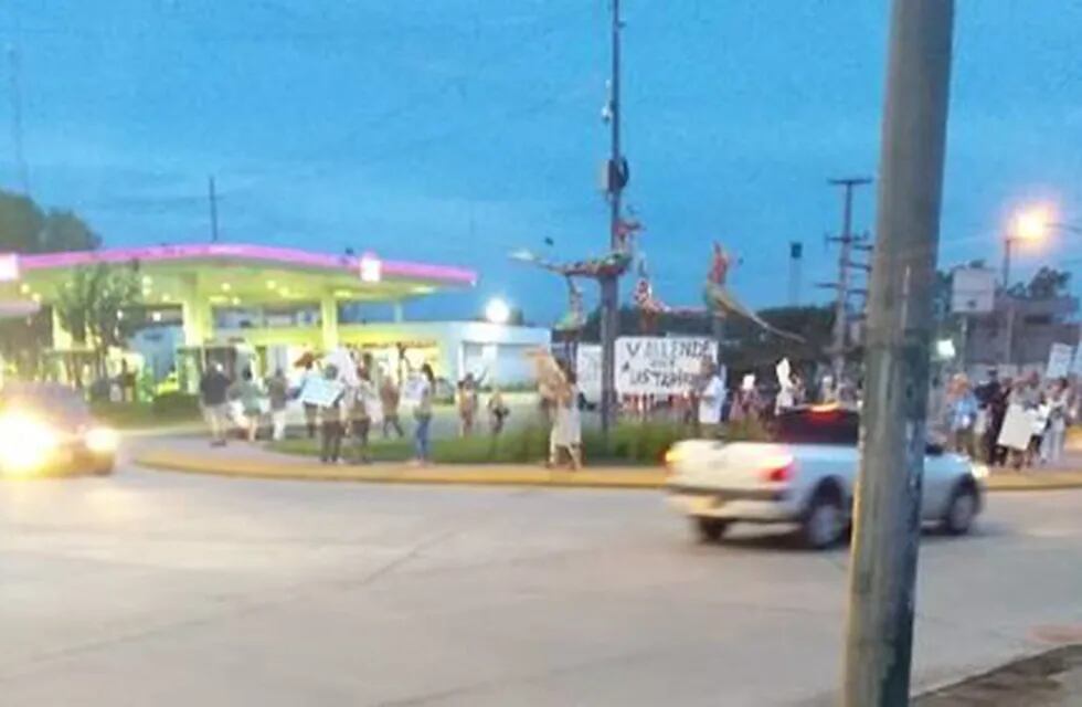 Vecinos se manifestaron contra los tarifazos en la rotonda de ingreso a la localidad de Villa Allende