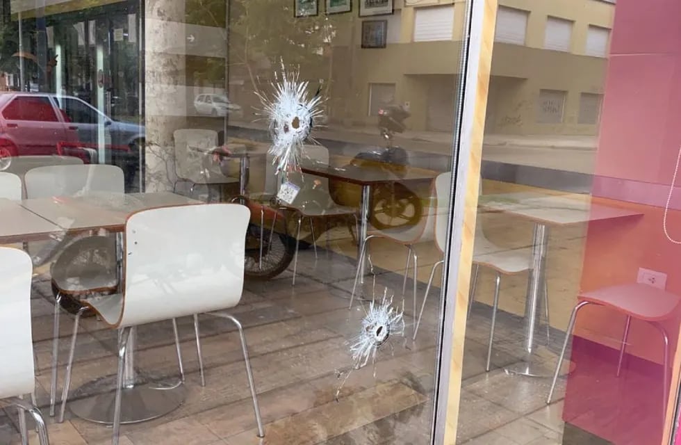 Los proyectiles destrozaron los vidrios del minishop sobre San Martín y Saavedra.