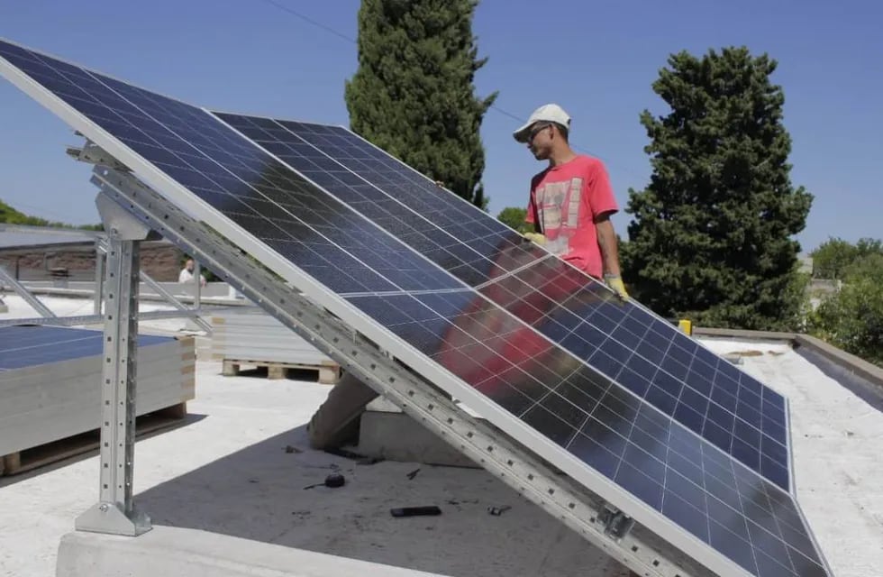Instalan los paneles solares en el edificio del Concejo Deliberante de Alvear