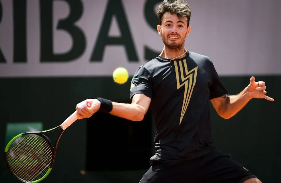 Argentina's Juan Ignacio Londero plays a forehand return to France's Richard Gasquet during their men's singles second round match on day four of The Roland Garros 2019 French Open tennis tournament in Paris on May 29, 2019. (Photo by Anne-Christine POUJOULAT / AFP)