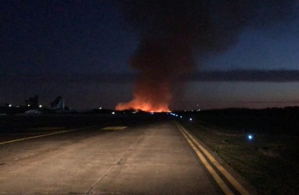 Incendio en El Palomar (Foto: Twitter/norbertodupesso).