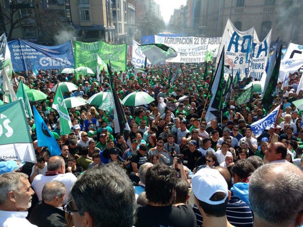 La CGT Córdoba marcha por las calles de la ciudad.