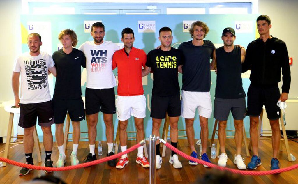 Novak Djokovic posa para la foto con otros tenistas que participaron del Adria Tour. (REUTERS)
