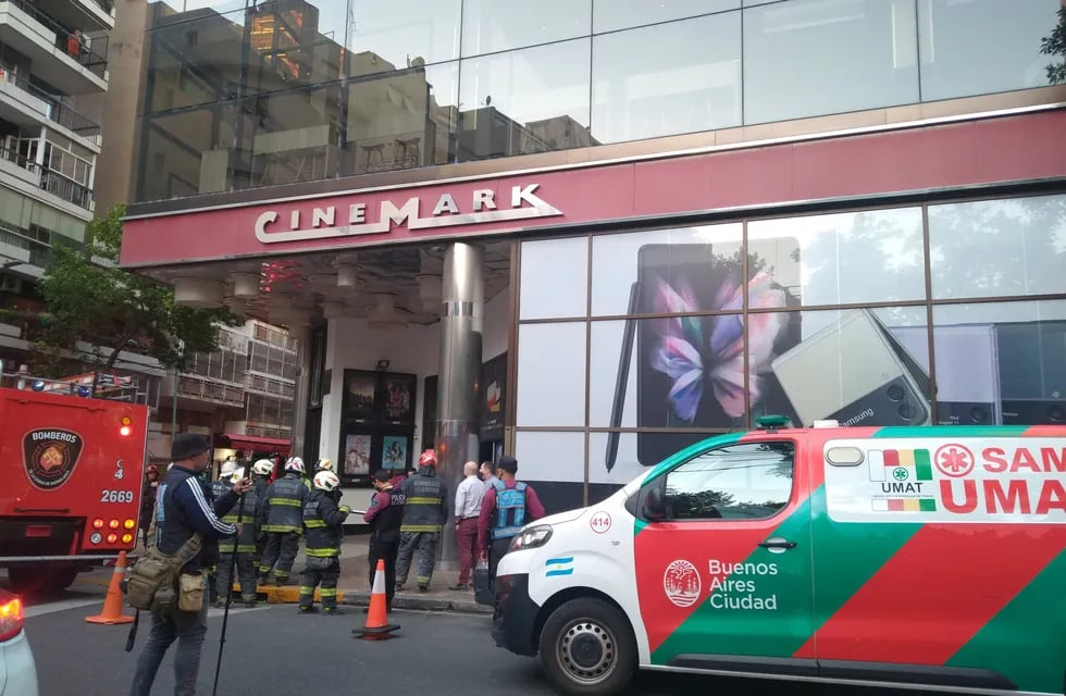 Se derrumbó la entrada de un cine en Palermo