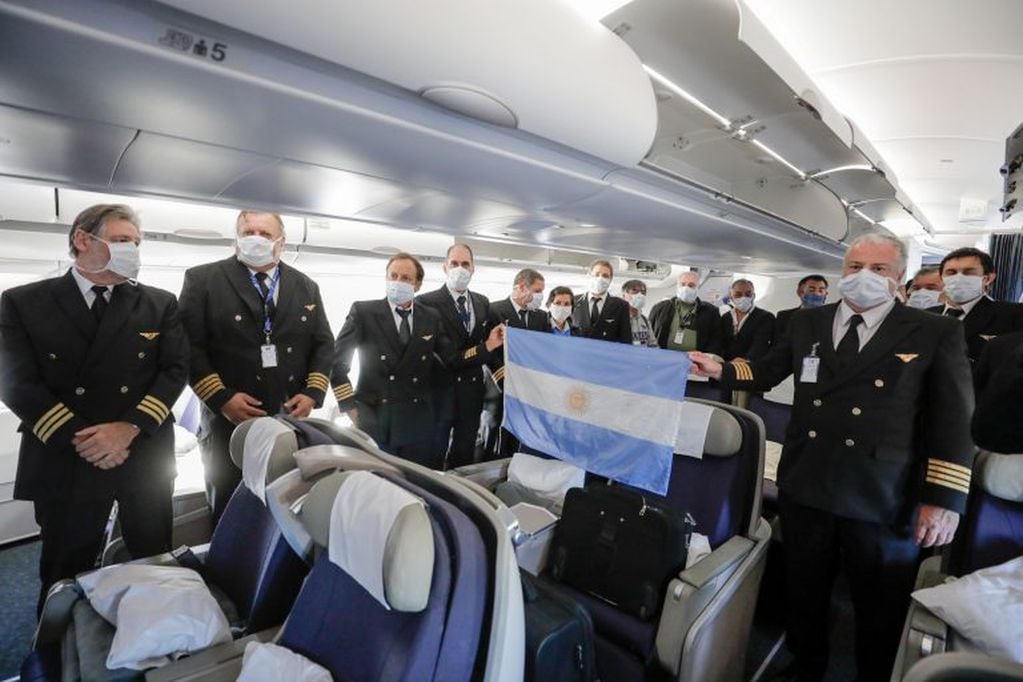 Tripulación de Aerolíneas Argentinas en uno de los vuelos (Foto: Francisco Guala / Argentinian Ministry of Transport / AFP)