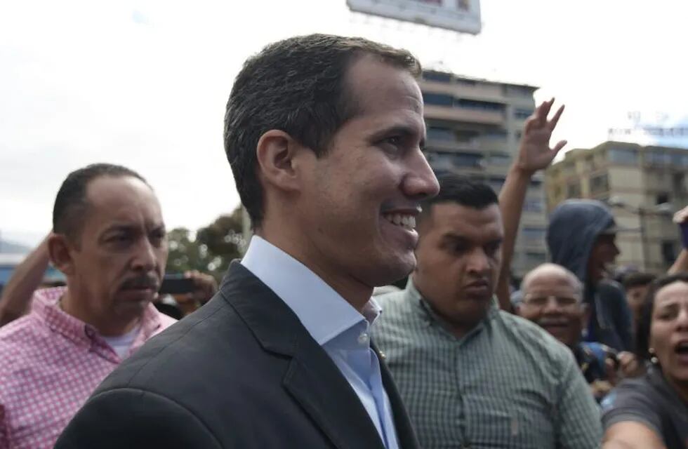 20/02/2019 20 February 2019, Venezuela, Caracas: Juan Guaido, self-appointed interim president of Venezuela, (C) arrives to a protest held by private and public workers of the transport sector to support him. Venezuela is witnessing a power struggle between self-proclaimed acting President Juan Guaido and incumbent President Nicolas Maduro. Photo: Roman Camacho/SOPA Images via ZUMA Wire/dpa POLITICA INTERNACIONAL Roman Camacho/SOPA Images via ZU / DPA