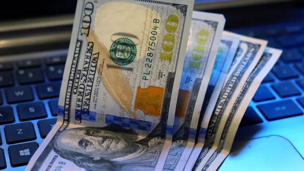 Un nuevo máximo histórico presentó este lunes el dólar "blue".