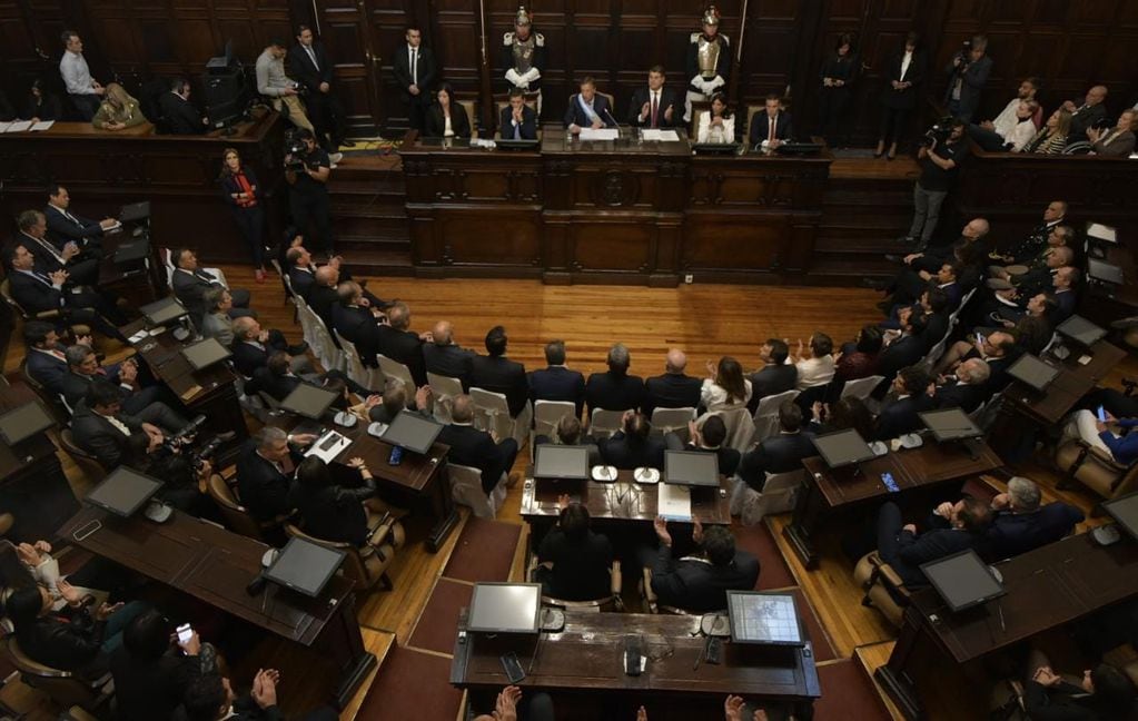 Rodolfo Suárez en su último discurso ante la Asamblea Legislativa. Orlando Pelichotti / Los Andes