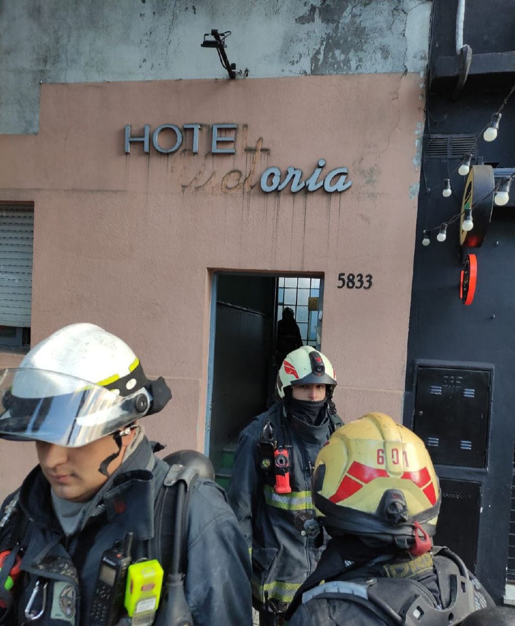 Según reportaron fuentes oficiales, las llamas solo se focalizaron en la habitación del hotel donde estaba hospedado el hombre que fue hospitalizado. Twitter @solotransito