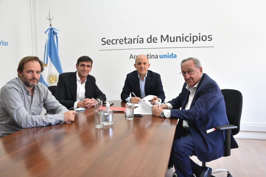 Así fue el encuentro entre el diputado nacional Rogelio Iparraguirre y el intendente de Tandil, Miguel Lunghi, en Buenos Aires.