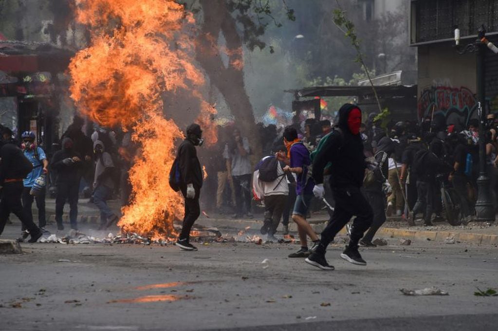 LOs amnifestantes en el medio del caos. (AFP)