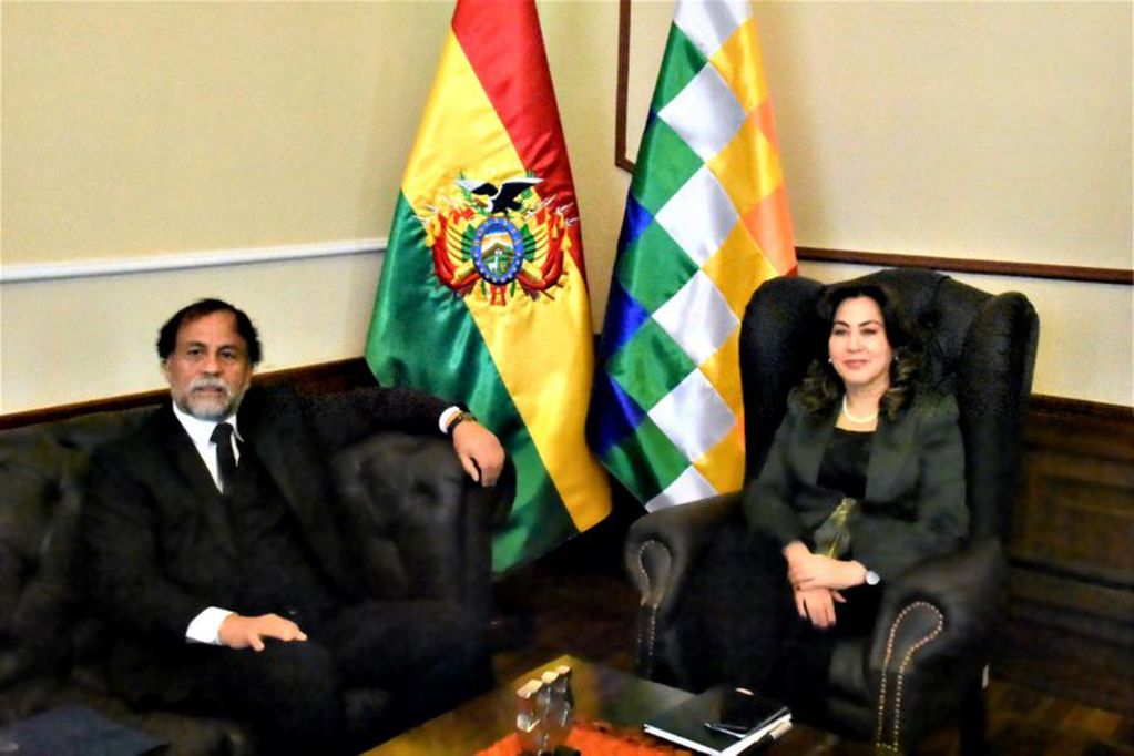 El embajador Álvarez García junto a la viceministra de Relaciones Exteriores de Bolivi, Carmen Almendras Camargo.