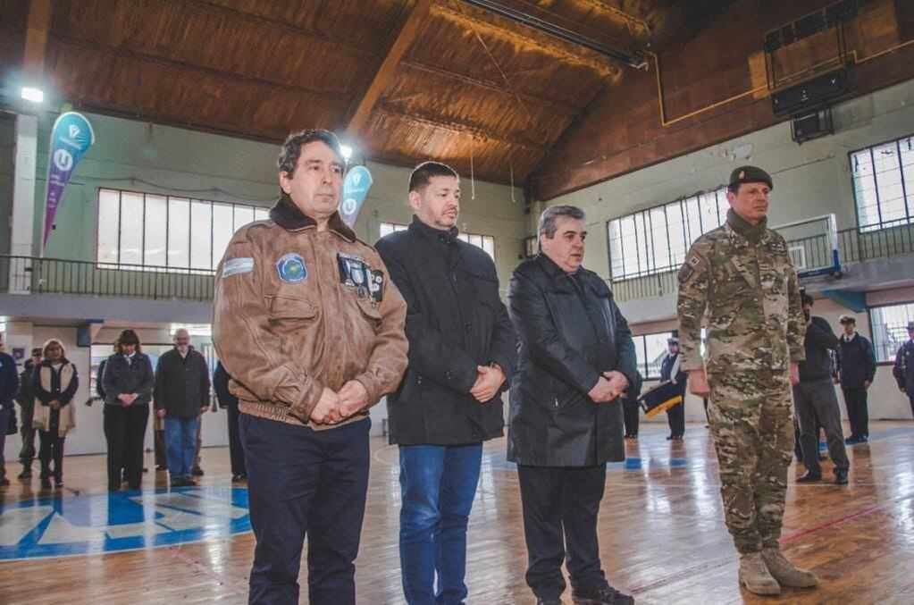 El Jefe de Gabinete, Omar Becerra; el secretario de Malvinas VGM Daniel Arias y el secretario de Economía y Finanzas, David Ferreyra; acompañaron a los militares en el Día del Ejército Argentino.