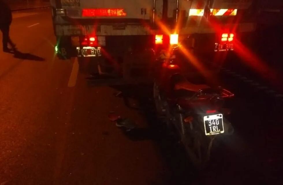 El rodado se estrelló contra la parte trasera del vehículo de carga. (@GuillermoCaula)