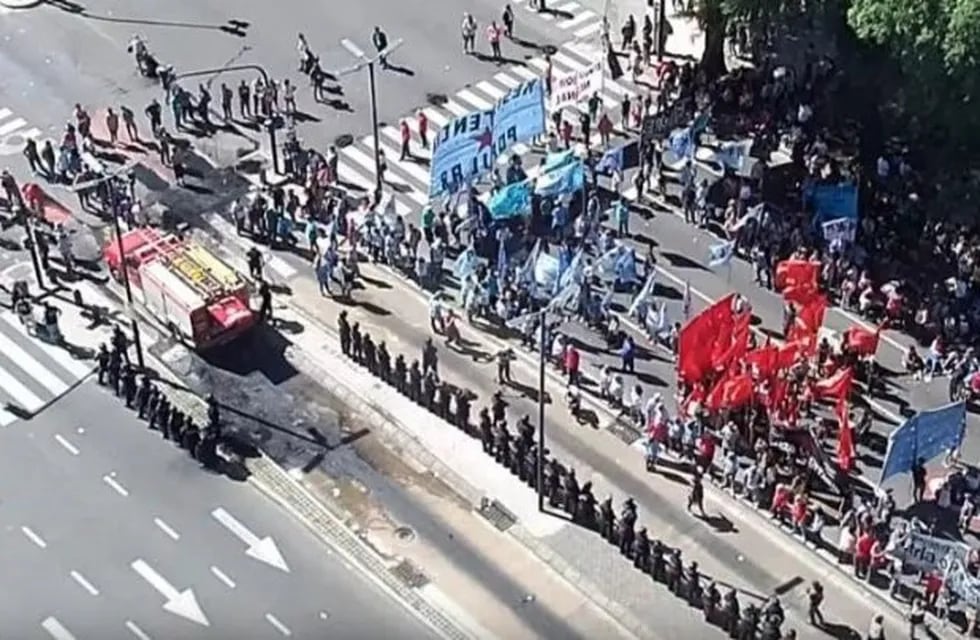 Yerbateros cortan la avenida 9 de Julio y generan un caos de tránsito en el Centro porteño.
